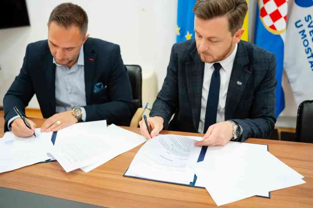 Darijo Pandžić i prof. dr. sc. Marko Odak, prorektor za znanost Sveučilišta u Mostaru potpisuju memorandum o suradnji