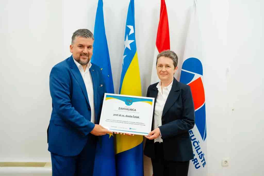 Davor Vidačak uručuje zahvalnicu prof. dr. sc. Anela Čolak, dekanica Ekonomskog fakulteta Sveučilišta u Mostaru