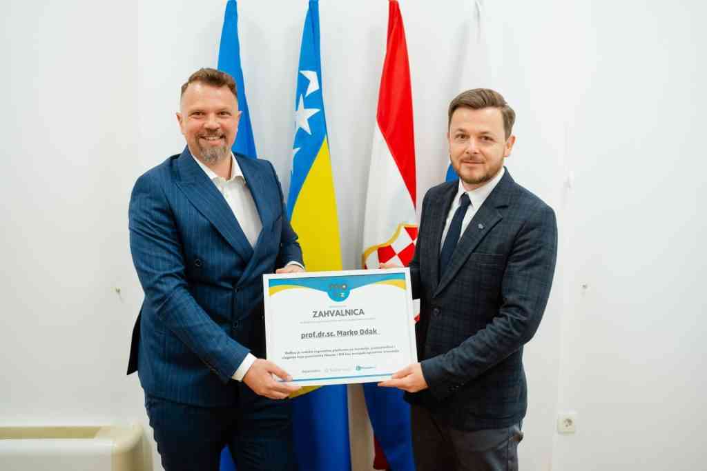 Dubravko Šimić uručuje zahvalnicu prof. dr. sc. Marku Odaku